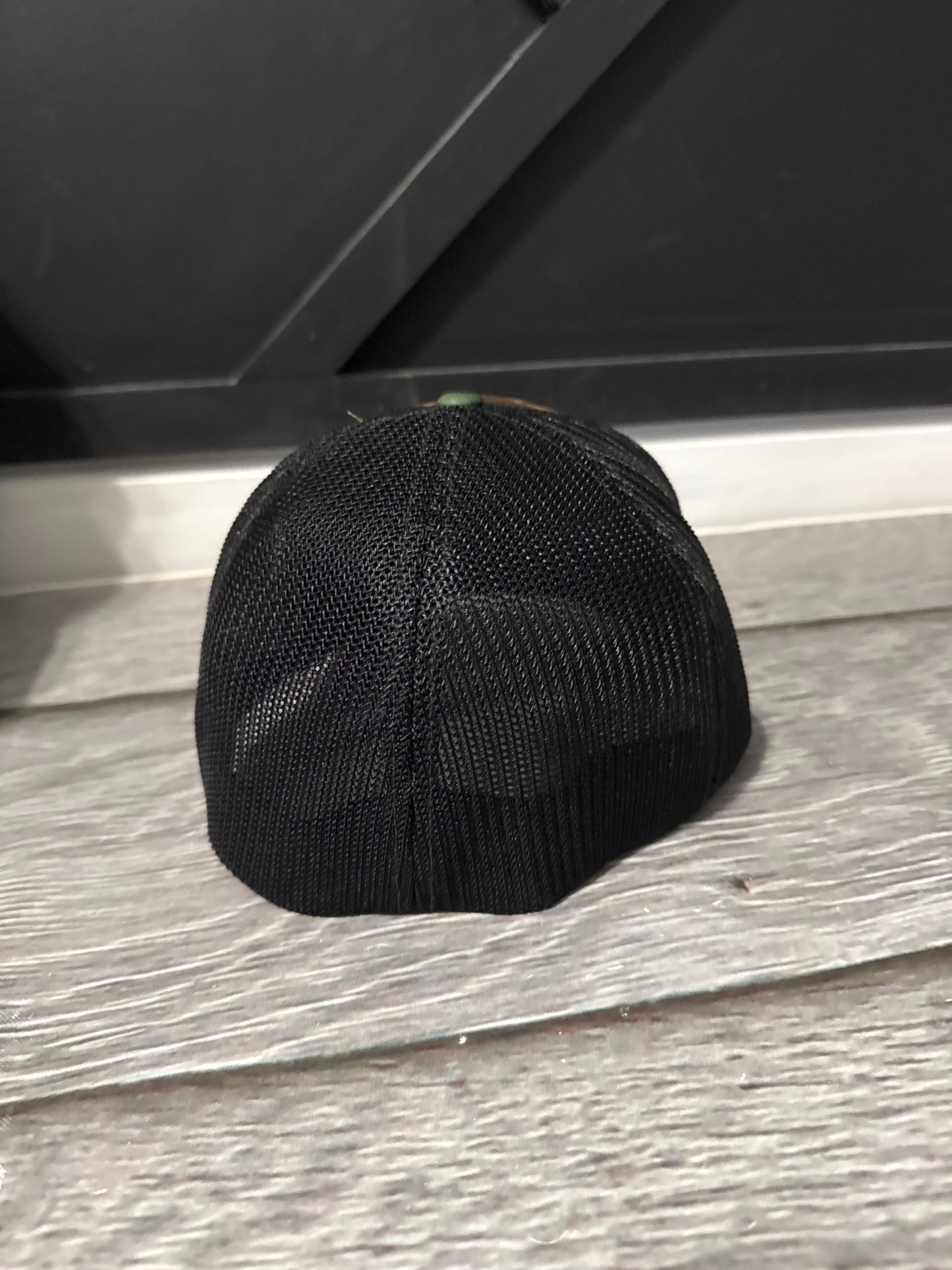 FITTED W Trucker Hat r112 camo and black