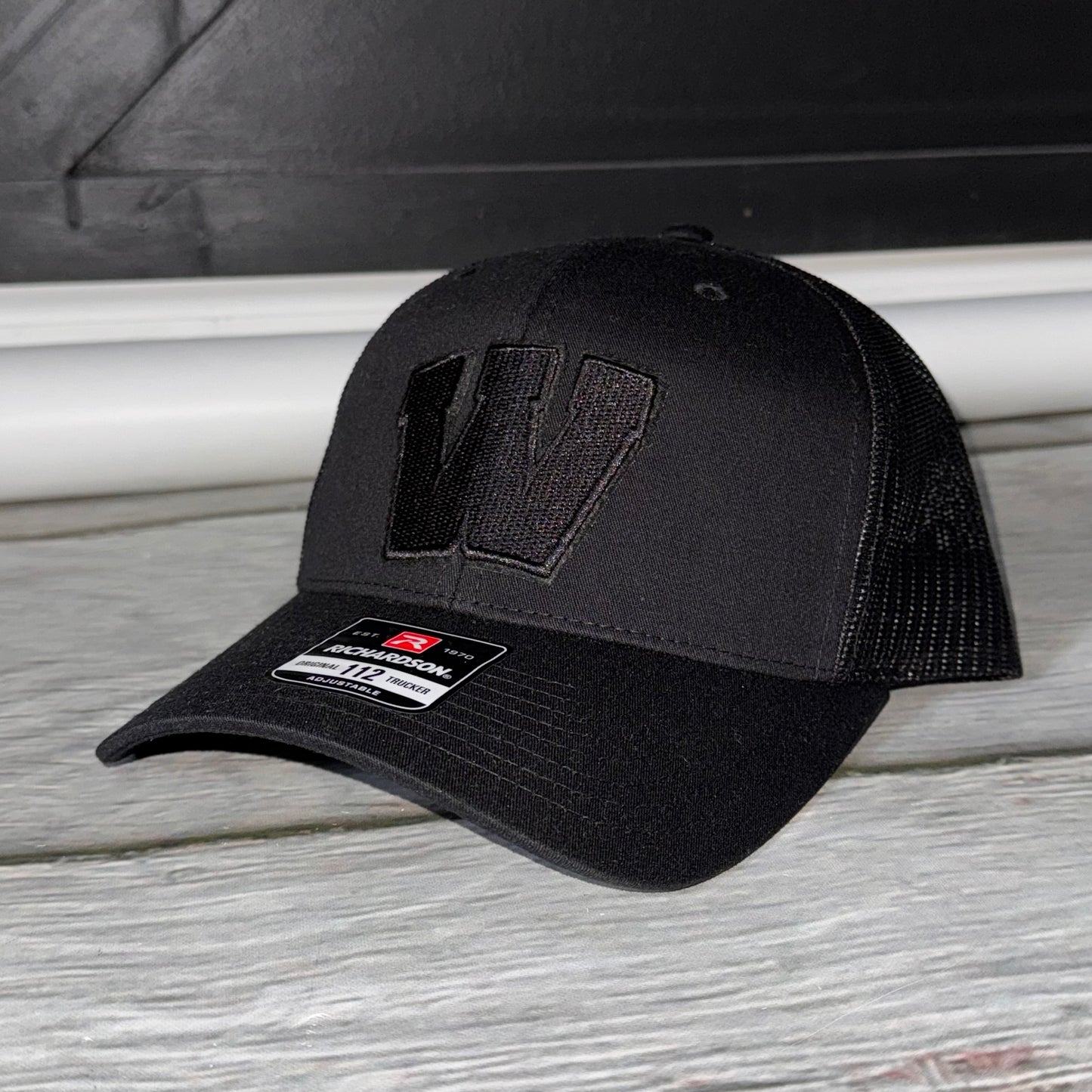 W Trucker Hat r112 Blackout full black
