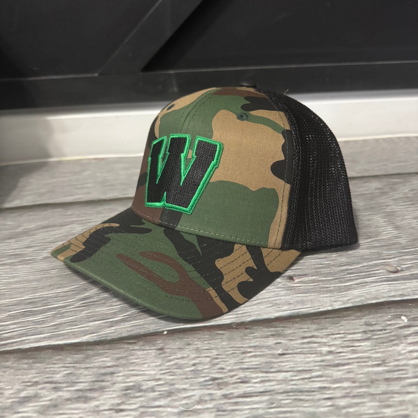 W Trucker Hat r112 camo and black