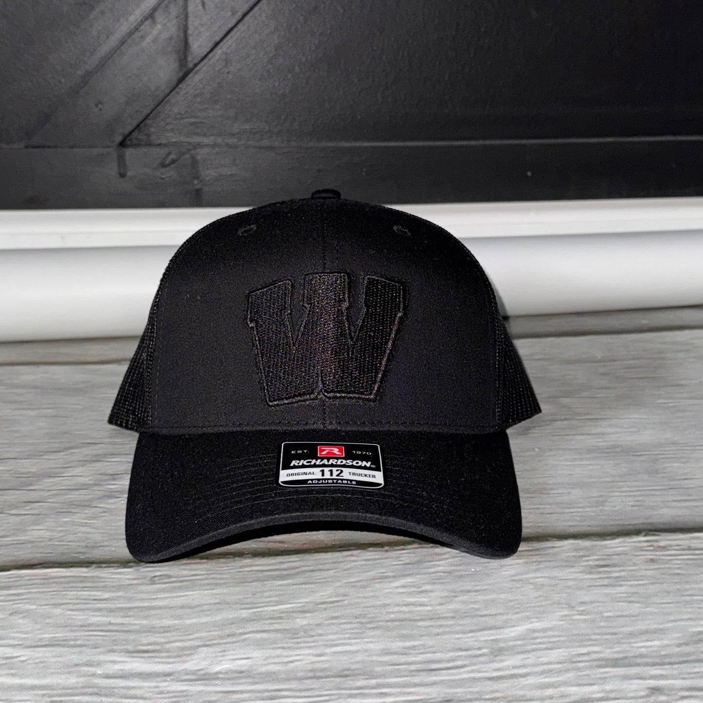 W Trucker Hat r112 Blackout full black