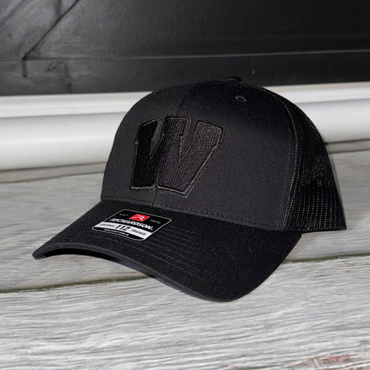 W Trucker Hat r112 Blackout full black